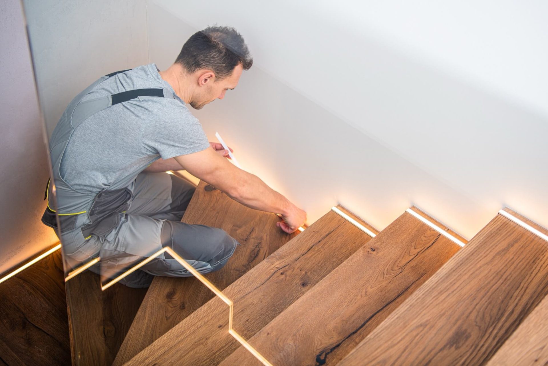 Trapprenovering Haninge är i full gång med att införa stämningsfull belysning under trappstegen