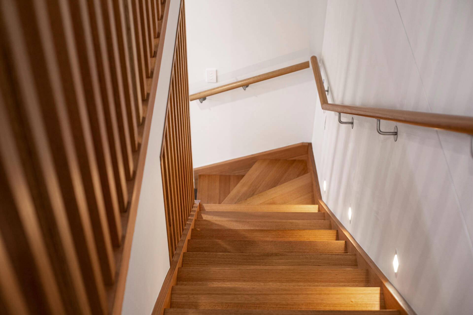 Trapprenovering Haninge har nyligen konstruerat en elegant trappa i ett radhus