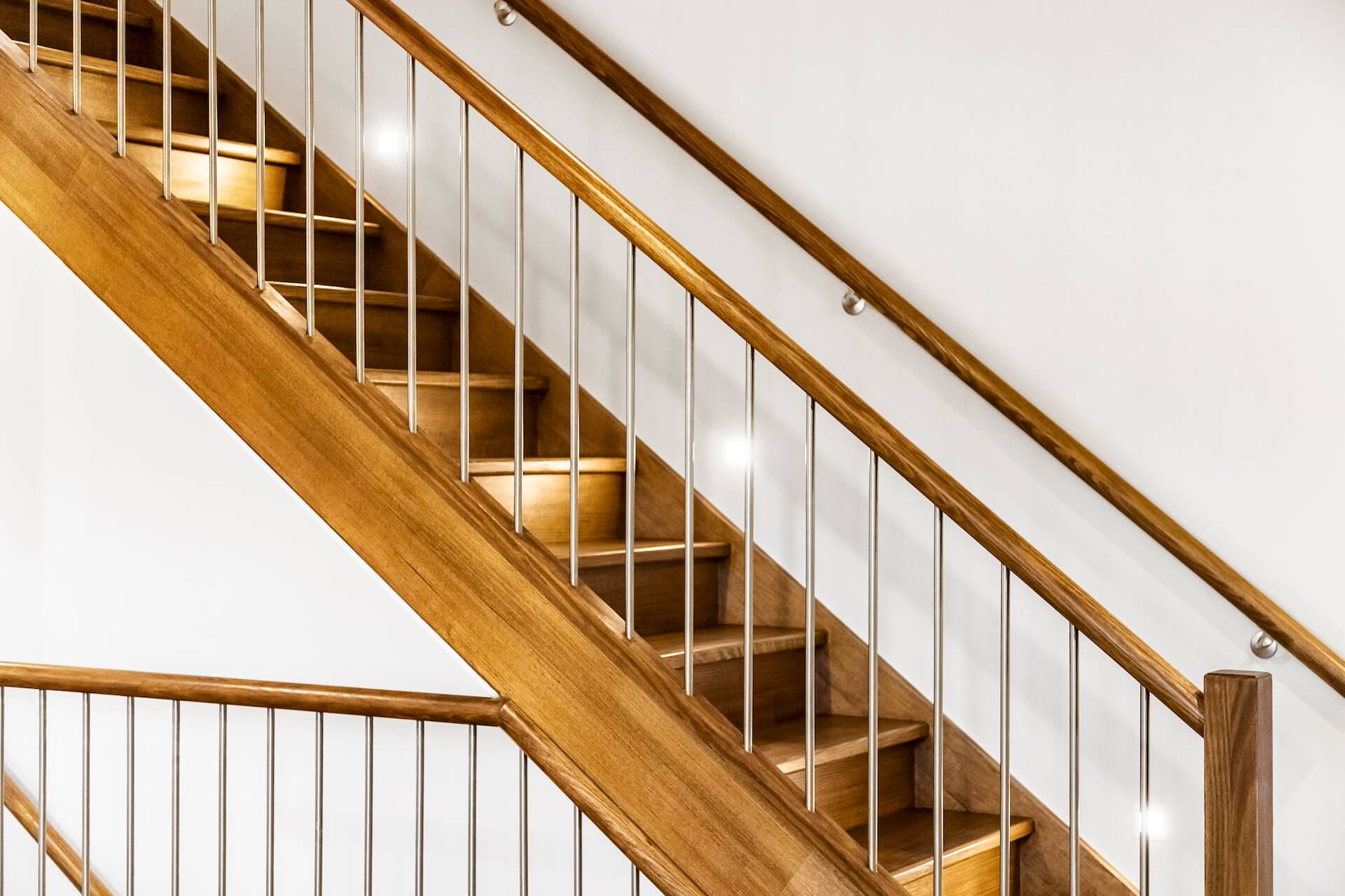 Trapprenovering Haninge presenterar en trappa med elegant trästaket